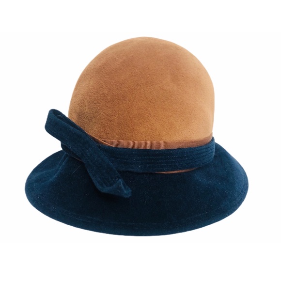 Vintage Accessories - Vintage 60s Cloche Hat Velveteen Tan Navy Bow Sz S